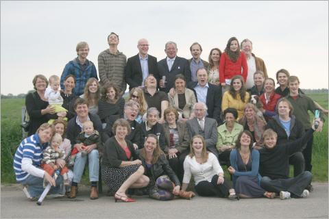 De Tiddens-clan met spil Leonie Leonie met schoon-, schijn-, achter-, klein- en eigen kinderen, broer, schoon- en zus en Léon Niessen in Wamel ter viering van haar 85e verjaardag